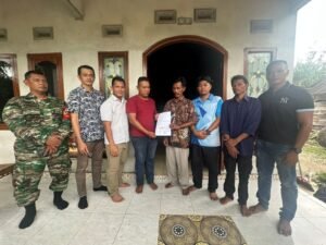PJSBABEL.COM (Bangka) — Keributan antara seorang pelimbang timah, Rohit alias Jodi (20), dan beberapa anggota TNI yang bertugas mengamankan aktivitas penambangan pasir timah di kawasan “Kepala Burung”, pada Jumat (28/11/2025), akhirnya terungkap bukanlah aksi pengeroyokan seperti yang ramai beredar. Insiden tersebut dipastikan hanya kesalahpahaman dan miskomunikasi di tengah aktivitas tambang mitra PT Timah Tbk di blok kerja 54 milik CV Tri Mitra Resource (TMR).