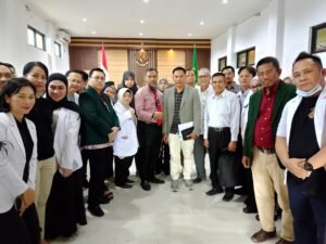 PJSBabel.Com (Pangkalpinang) — Suasana Pengadilan Negeri Pangkalpinang tampak berbeda pada Jumat (28/11/2025). Puluhan dokter dari berbagai fasilitas pelayanan kesehatan di Bangka Belitung hadir memadati area ruang sidang Cakra. Kehadiran mereka bukan tanpa alasan: hari ini merupakan sidang perdana gugatan praperadilan yang diajukan dr Ratna Setia Asih terhadap Penyidik Direktorat Reserse Kriminal Khusus Polda Kepulauan Bangka Belitung. Jum'at (28/11/2025).