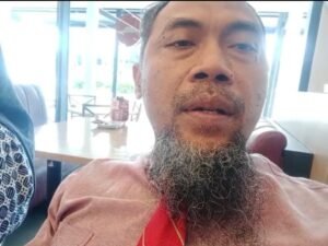 PJSBABEL.COM (Pangkalpinang) — Sidang praperadilan yang diajukan dr Ratna Setia Asih kembali menghadirkan tensi tinggi di Pengadilan Negeri Pangkalpinang, Jumat (28/11/2025). Usai persidangan, Pengurus Besar Ikatan Dokter Indonesia (PB IDI) melalui dr Agus Ariyanto, SH, MH, menyampaikan pernyataan lantang bahwa perkara yang menjerat sejawat mereka merupakan bentuk kriminalisasi yang dipaksakan dan berpotensi menjadi preseden buruk bagi profesi kedokteran di Indonesia. Senin (1/12/2025).