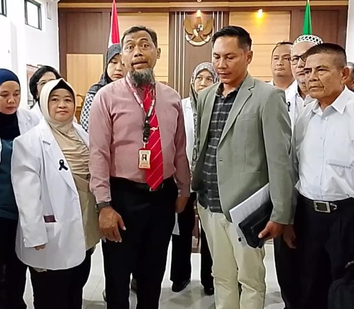 PJSBABEL.COM (Pangkalpinang) — Sidang praperadilan yang diajukan dr Ratna Setia Asih kembali menghadirkan tensi tinggi di Pengadilan Negeri Pangkalpinang, Jumat (28/11/2025). Usai persidangan, Pengurus Besar Ikatan Dokter Indonesia (PB IDI) melalui dr Agus Ariyanto, SH, MH, menyampaikan pernyataan lantang bahwa perkara yang menjerat sejawat mereka merupakan bentuk kriminalisasi yang dipaksakan dan berpotensi menjadi preseden buruk bagi profesi kedokteran di Indonesia. Senin (1/12/2025).