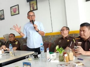 PJSBABEL.COM (Pangkalpinang) - Pertemuan silaturahmi antara Kejaksaan Tinggi (Kejati) Kepulauan Bangka Belitung dan insan pers berlangsung hangat di Warkop Kongji Pangkalpinang, Selasa (02/12). 