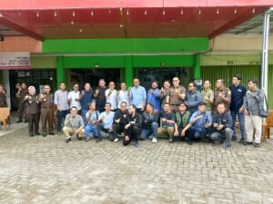 PJSBABEL.COM (Pangkalpinang) - Pertemuan silaturahmi antara Kejaksaan Tinggi (Kejati) Kepulauan Bangka Belitung dan insan pers berlangsung hangat di Warkop Kongji Pangkalpinang, Selasa (02/12). 