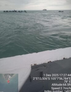 PJSBABEL.COM (Bangka Barat) — Jalur pelayaran Tanjung Kelian kembali memasuki fase paling berbahaya dalam beberapa tahun terakhir. Ponton-ponton tambang timah ilegal semakin berani merapat ke alur utama kapal feri Muntok–Palembang, Selasa (02/12/2025), hingga hanya berjarak ratusan meter dari rute resmi. Rabu (3/12/2025).