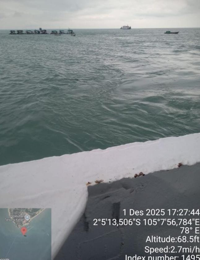 PJSBABEL.COM (Bangka Barat) — Jalur pelayaran Tanjung Kelian kembali memasuki fase paling berbahaya dalam beberapa tahun terakhir. Ponton-ponton tambang timah ilegal semakin berani merapat ke alur utama kapal feri Muntok–Palembang, Selasa (02/12/2025), hingga hanya berjarak ratusan meter dari rute resmi. Rabu (3/12/2025).