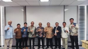 PJSBABEL.COM (Jakarta) - Rencana pembangunan PLTN Thorcon 500 yang menjadi salah satu isu strategis ketenangan nasional dibahas secara mendalam dalam Forum Group Discussion yang diselenggarakan Universitas Sebelas Maret di Sentral Senayan II, Jakarta pada Rabu 3 Desember 2025. Kegiatan yang berlangsung secara luring dan daring melalui Zoom ini dihadiri perwakilan Ditjen EBTKE dan Ditjen Gatrik Kementerian ESDM, Dewan Energi Nasional, KLHK, BAPPENAS, BAPETEN, PT PLN (Persero), BRIN, Kementerian Kelautan dan Perikanan, ATR BPN, dan BKPM. Kamis (4/12/2025).