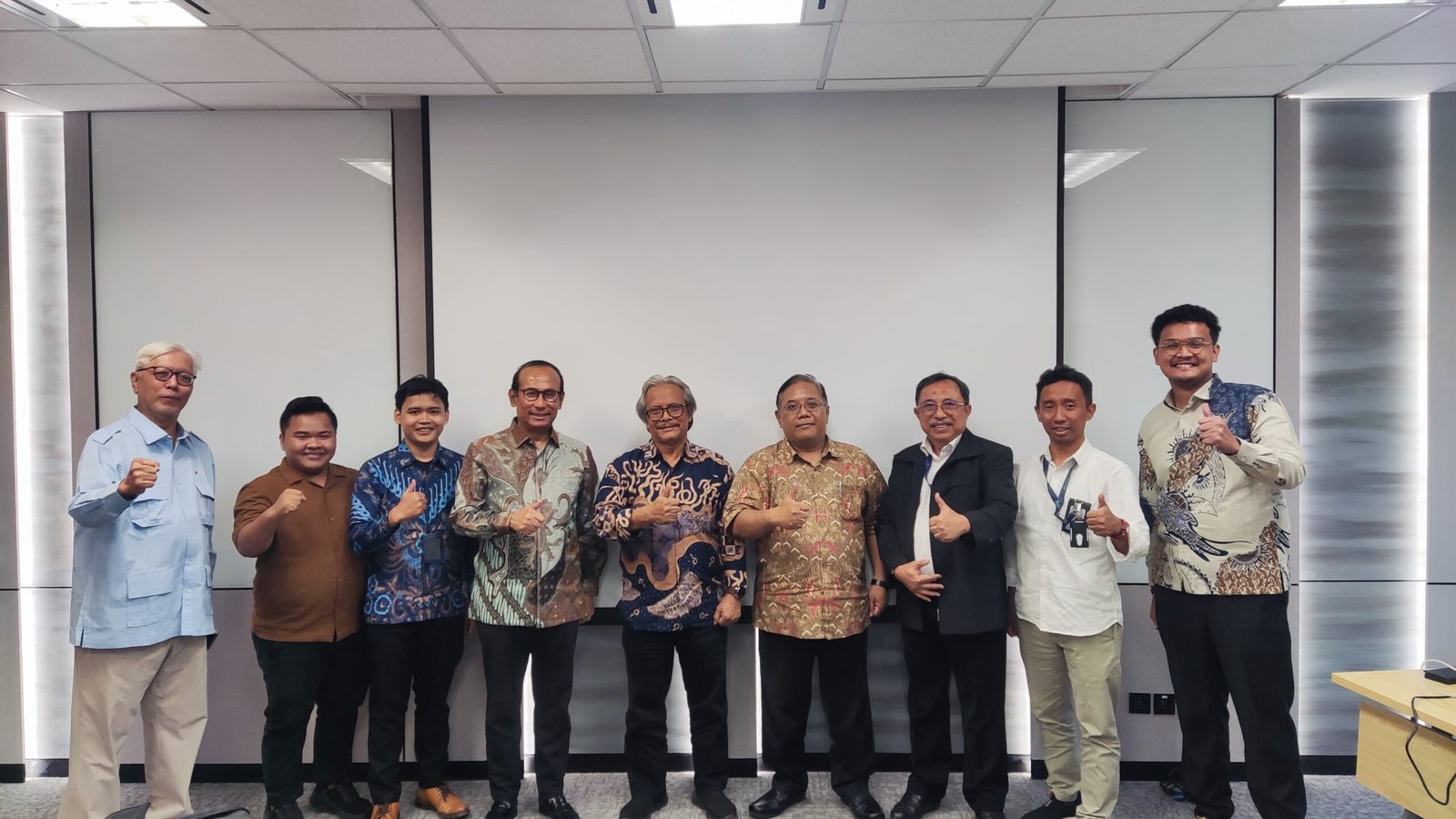 PJSBABEL.COM (Jakarta) - Rencana pembangunan PLTN Thorcon 500 yang menjadi salah satu isu strategis ketenangan nasional dibahas secara mendalam dalam Forum Group Discussion yang diselenggarakan Universitas Sebelas Maret di Sentral Senayan II, Jakarta pada Rabu 3 Desember 2025. Kegiatan yang berlangsung secara luring dan daring melalui Zoom ini dihadiri perwakilan Ditjen EBTKE dan Ditjen Gatrik Kementerian ESDM, Dewan Energi Nasional, KLHK, BAPPENAS, BAPETEN, PT PLN (Persero), BRIN, Kementerian Kelautan dan Perikanan, ATR BPN, dan BKPM. Kamis (4/12/2025).