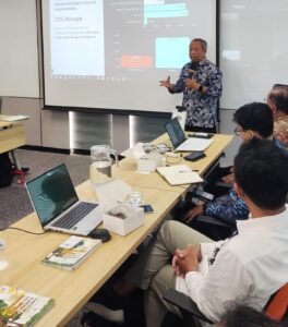 PJSBABEL.COM (Jakarta) - Rencana pembangunan PLTN Thorcon 500 yang menjadi salah satu isu strategis ketenangan nasional dibahas secara mendalam dalam Forum Group Discussion yang diselenggarakan Universitas Sebelas Maret di Sentral Senayan II, Jakarta pada Rabu 3 Desember 2025. Kegiatan yang berlangsung secara luring dan daring melalui Zoom ini dihadiri perwakilan Ditjen EBTKE dan Ditjen Gatrik Kementerian ESDM, Dewan Energi Nasional, KLHK, BAPPENAS, BAPETEN, PT PLN (Persero), BRIN, Kementerian Kelautan dan Perikanan, ATR BPN, dan BKPM. Kamis (4/12/2025).