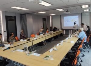 PJSBABEL.COM (Jakarta) - Rencana pembangunan PLTN Thorcon 500 yang menjadi salah satu isu strategis ketenangan nasional dibahas secara mendalam dalam Forum Group Discussion yang diselenggarakan Universitas Sebelas Maret di Sentral Senayan II, Jakarta pada Rabu 3 Desember 2025. Kegiatan yang berlangsung secara luring dan daring melalui Zoom ini dihadiri perwakilan Ditjen EBTKE dan Ditjen Gatrik Kementerian ESDM, Dewan Energi Nasional, KLHK, BAPPENAS, BAPETEN, PT PLN (Persero), BRIN, Kementerian Kelautan dan Perikanan, ATR BPN, dan BKPM. Kamis (4/12/2025).