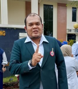 PJSBABEL.COM (Pangkalpinang) — Suasana di halaman Pengadilan Negeri Pangkalpinang, Kamis (4/12/2025), berubah menjadi lautan putih ketika ratusan tenaga kesehatan dari seluruh Bangka Belitung berkumpul menyuarakan dukungan untuk dr Ratna Setia Asih. Mereka datang dari berbagai rumah sakit, klinik, dan fasilitas kesehatan, menunjukkan bahwa solidaritas profesi bukan hanya slogan, tetapi nyata dan terukur.