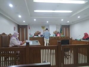 PJSBABEL.COM (Jakarta) — Upaya hukum untuk mencari keadilan terus ditempuh dr Ratna Setia Asih, Sp.A, yang mengaku menjadi korban kriminalisasi dalam penanganan kasus medis. Melalui kuasa hukumnya, Hangga Oktafandany, S.H., dr Ratna resmi mengajukan gugatan perbuatan melawan hukum (PMH) ke Pengadilan Negeri Jakarta Pusat terhadap Presiden Republik Indonesia Prabowo Subianto, Kapolri, Kementerian Kesehatan RI, serta sejumlah pejabat dan lembaga negara lainnya. Rabu (17/12/2025).