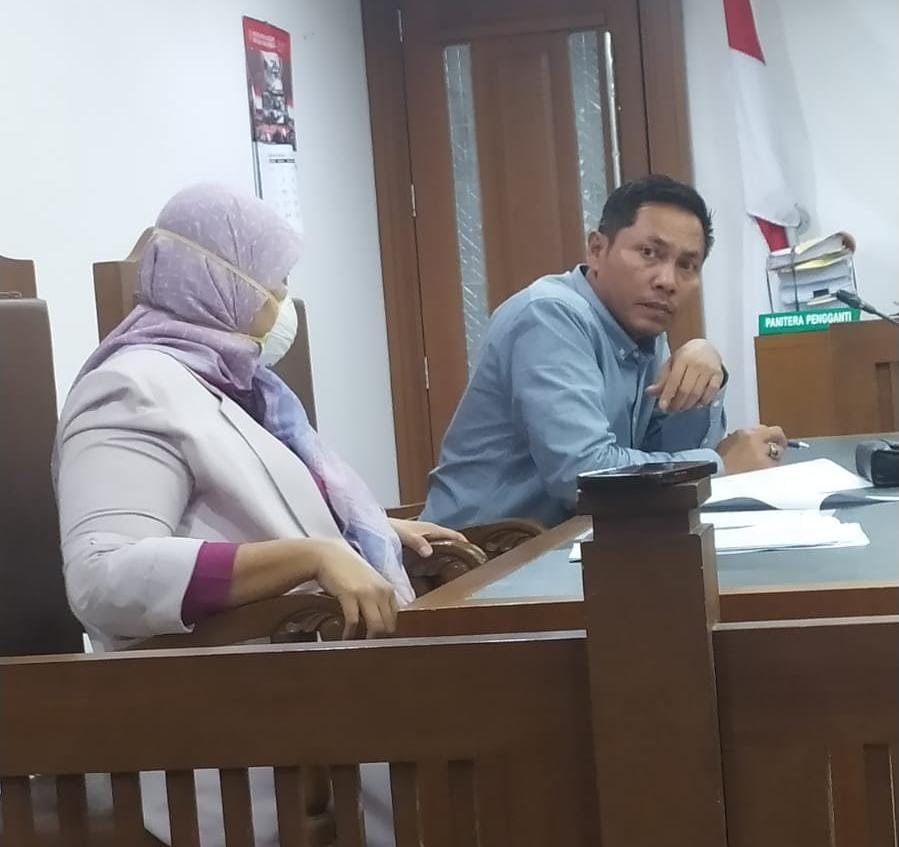 PJSBABEL.COM (Jakarta) — Upaya hukum untuk mencari keadilan terus ditempuh dr Ratna Setia Asih, Sp.A, yang mengaku menjadi korban kriminalisasi dalam penanganan kasus medis. Melalui kuasa hukumnya, Hangga Oktafandany, S.H., dr Ratna resmi mengajukan gugatan perbuatan melawan hukum (PMH) ke Pengadilan Negeri Jakarta Pusat terhadap Presiden Republik Indonesia Prabowo Subianto, Kapolri, Kementerian Kesehatan RI, serta sejumlah pejabat dan lembaga negara lainnya. Rabu (17/12/2025).
