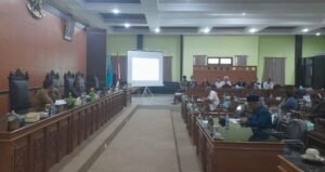 PJSBABEL.COM (Koba), - DPRD Kabupaten Bangka Tengah menggelar Rapat Dengar Pendapat Umum terkait rencana pembangunan Pembangkit Listrik Tenaga Nuklir di Pulau Kelasa, Selasa 16 Desember 2025. Rapat dipimpin Ketua DPRD Bangka Tengah Batianus dan dihadiri anggota DPRD, perwakilan OPD Pemerintah Kabupaten Bangka Tengah, Camat dan Kepala Desa se Kecamatan Lubuk Besar, serta manajemen PT Thorcon Power Indonesia. Senin (22/12/2025)