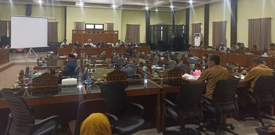 PJSBABEL.COM (Koba), - DPRD Kabupaten Bangka Tengah menggelar Rapat Dengar Pendapat Umum terkait rencana pembangunan Pembangkit Listrik Tenaga Nuklir di Pulau Kelasa, Selasa 16 Desember 2025. Rapat dipimpin Ketua DPRD Bangka Tengah Batianus dan dihadiri anggota DPRD, perwakilan OPD Pemerintah Kabupaten Bangka Tengah, Camat dan Kepala Desa se Kecamatan Lubuk Besar, serta manajemen PT Thorcon Power Indonesia. Senin (22/12/2025)