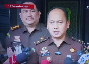 PJSBABEL.COM (JAKARTA) — Kejaksaan Agung RI kembali menegaskan komitmennya membersihkan institusi dari praktik korupsi, termasuk terhadap pejabat internalnya sendiri. Kali ini, langkah tegas itu ditunjukkan dengan penetapan Padeli,  yang saat ini menjabat sebagai *Kepala Kejaksaan Negeri (Kajari) Bangka Tengah, Provinsi Kepulauan Bangka Belitung*, sebagai tersangka tindak pidana korupsi. Senin (22/12/2025).