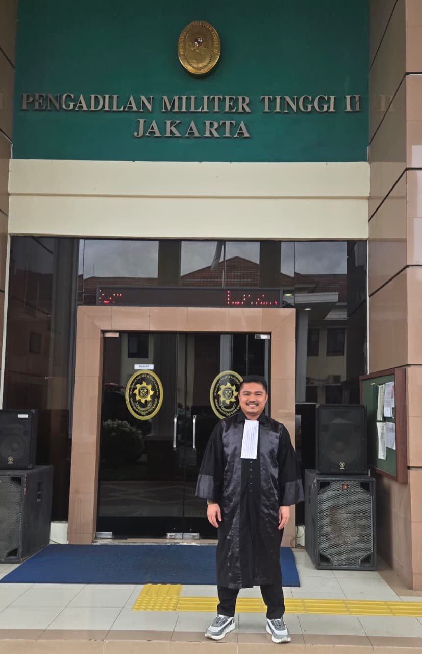 Kasus ITE dan Pornografi Mandek Bertahun-tahun, Faomasi Puji Profesionalitas Polda Metro Jaya PJSBABEL.COM (JAKARTA)  — Kuasa hukum Faomasi Laia, S.H., M.H., menyampaikan apresiasi atas profesionalitas penyidik Direktorat Siber Polda Metro Jaya yang dinilai berhasil menuntaskan penanganan perkara dugaan pelanggaran Undang-Undang Informasi dan Transaksi Elektronik (ITE) serta Undang-Undang Pornografi, setelah bertahun-tahun sempat berjalan di tempat tanpa kepastian hukum. Rabu (24/12/2025).