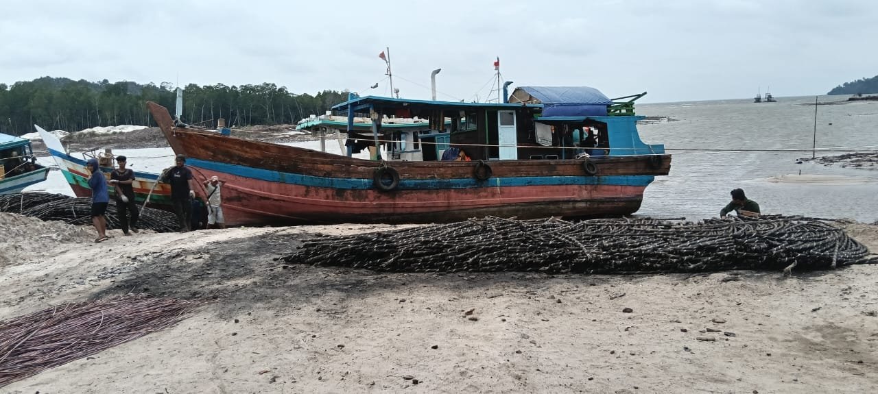 PJSBABEL.COM (BANGKA BARAT) — Dugaan aktivitas ilegal berupa pembakaran kabel tembaga dari laut ke pesisir terungkap di kawasan Sungai Bembang, Desa Sungai Buluh, Kecamatan Jebus, Kabupaten Bangka Barat. Rabu (24/12/2025).