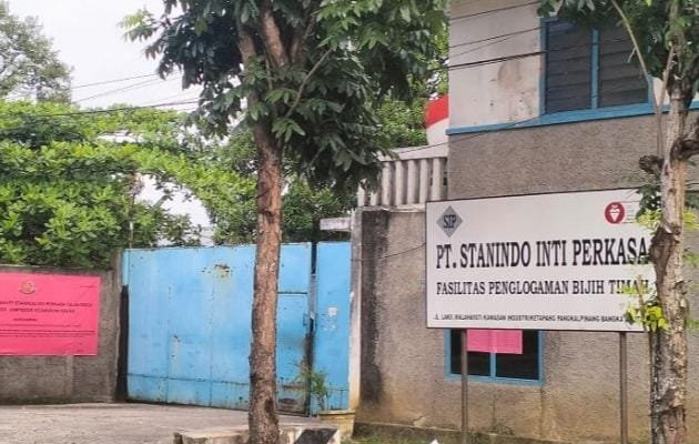 Excavator Bekerja Pukul 01.00 WIB, Timah Balok Sitaan Kejagung Diduga Diangkut ke Air Mesuk PJSBABEL.COM (Pangkalpinang, Babel)  – Publik kembali dihebohkan oleh dugaan serius pembongkaran dan pencurian balok timah yang terjadi pada awal Desember 2025 di dalam gudang perusahaan smelter peleburan timah PT Stanindo Inti Perkasa, milik Suwito Gunawan alias Awi, yang berlokasi di kawasan industri Jalan Laksamana Malahayati, Temberan, Kecamatan Bukit Intan, Kota Pangkalpinang. Senin (29/12/2025).