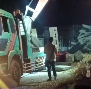 Kasus Gudang PT Stanindo: Satgas Nenggala Disebut dalam Aksi Pengangkutan 300 Ton TimahPJSBABEL.COM (Pangkalpinang, Bangka Belitung) — Dugaan tindak pidana pencurian dengan pemberatan (curat) dalam skala besar kembali mengguncang Bangka Belitung. Sebanyak 300 ton balok timah yang tersimpan di gudang PT Stanindo Inti Perkasa (SIP) di kawasan industri Jalan Laksamana Malahayati, Ketapang, Pangkalbalam, Kota Pangkalpinang, dilaporkan raib secara misterius dan diduga diangkut paksa oleh pihak-pihak yang hingga kini belum teridentifikasi. Senin (29/12/2025).
