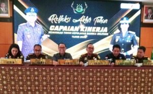 Kajati Babel Pastikan Kasus 200 Ton Timah PT Tinindo Tetap Berlanjut, Meski Tak Masuk Refleksi Kinerja 2025PJSBABEL.COM (Pangkalpinang, Bangka Belitung) — Kendati tidak tercantum dalam laporan Refleksi Akhir Tahun Capaian Kinerja 2025 bidang Intelijen, perkara penggalian dan raibnya sekitar 200 ton balok timah di area smelter PT Tinindo Inter Nusa, milik terpidana korupsi timah Hendri Lie, dipastikan tetap berlanjut dan akan menjadi fokus penanganan Kejaksaan Tinggi Kepulauan Bangka Belitung pada awal tahun 2026. Selasa (30/12/2025).