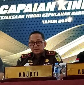 PJSBABEL.COM (Pangkalpinang, Bangka Belitung) — Kendati tidak tercantum dalam laporan Refleksi Akhir Tahun Capaian Kinerja 2025 bidang Intelijen, perkara penggalian dan raibnya sekitar 200 ton balok timah di area smelter PT Tinindo Inter Nusa, milik terpidana korupsi timah Hendri Lie, dipastikan tetap berlanjut dan akan menjadi fokus penanganan Kejaksaan Tinggi Kepulauan Bangka Belitung pada awal tahun 2026. Selasa (30/12/2025).