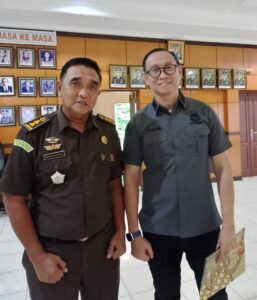 Eks Kadishut Babel Buron, Kejati Segera Tetapkan Marwan dalam Daftar Pencarian OrangPJSBABEL.COM (Pangkalpinang) — Kejaksaan Tinggi Kepulauan Bangka Belitung (Kejati Babel) melalui Kejaksaan Negeri (Kejari) Pangkalpinang bersiap menerbitkan Daftar Pencarian Orang (DPO) terhadap Marwan, mantan Kepala Dinas Kehutanan Provinsi Kepulauan Bangka Belitung. Langkah tegas ini diambil lantaran keberadaan terpidana korupsi tersebut hingga kini tidak diketahui.