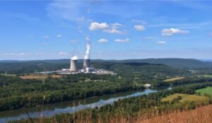 PJSBABEL.COM (Bangka Belitung) - Tren global menunjukkan energi nuklir kembali memperoleh posisi strategis dalam agenda transisi energi bersih dunia. Sejumlah laporan internasional yang dikutip dari Market News Updates melalui jaringan Newswire menegaskan bahwa nuklir nol karbon dinilai krusial karena mampu menyediakan listrik skala besar secara stabil dengan emisi gas rumah kaca yang nyaris nol. Laporan World Nuclear Performance Report 2025 menunjukkan bahwa pembangkit listrik tenaga nuklir menghasilkan rekor 2 667 TWh pada 2024, melampaui rekor sebelumnya pada 2006 dan mencerminkan peran substansial nuklir dalam menyuplai listrik bersih secara konsisten.