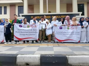 Pangkalpinang - Ratusan tenaga kesehatan dari berbagai profesi mengepung halaman Pengadilan Negeri Pangkalpinang, Kamis (4/12/2025). M