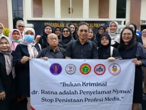 Pangkalpinang - Ratusan tenaga kesehatan dari berbagai profesi mengepung halaman Pengadilan Negeri Pangkalpinang, Kamis (4/12/2025). 