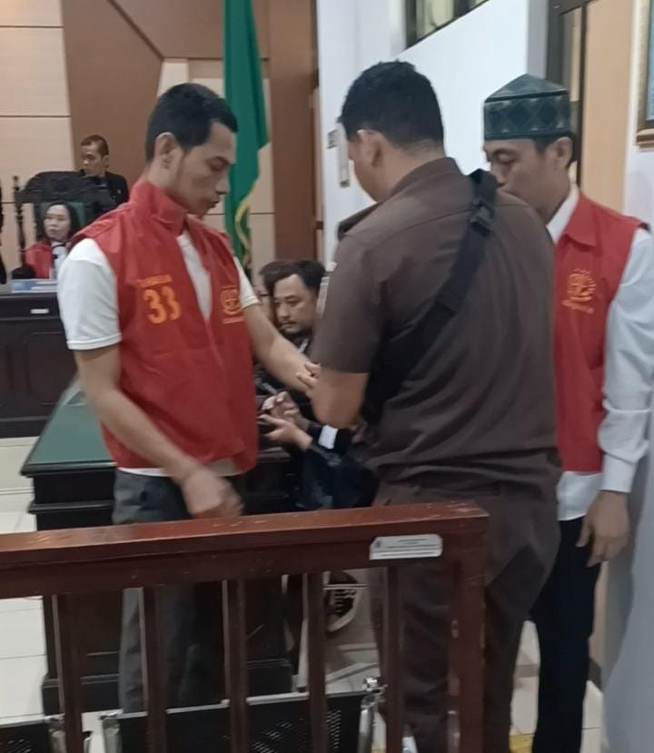 Tangis Novi di Ruang Sidang: Pembunuhan Wartawan Adityawarman Dituntut Dibayar Nyawa PJSBABEL.COM (PANGKALPINANG) — Tangis pecah di Ruang Sidang Tirta Pengadilan Negeri Pangkalpinang, Selasa (13/1/2026). Novi, istri almarhum wartawan Adityawarman, berdiri di hadapan Majelis Hakim dengan suara bergetar, namun penuh ketegasan. 