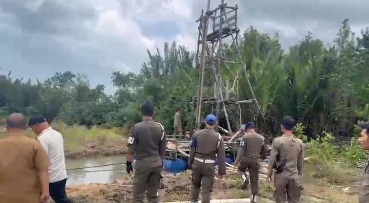 PJSBABEL.COM (PANGKALPINANG) – Penertiban tambang ilegal jenis Tambang Inkonvensional (TI) di belakang Rusunawa Pangkalbalam, Senin (5/1/2026), justru memunculkan tanda tanya besar di tengah publik. Alih-alih memberikan efek jera, langkah yang dilakukan Satuan Polisi Pamong Praja (Sat Pol PP) Kota Pangkalpinang dinilai hanya sebatas formalitas tanpa ketegasan nyata. Selasa (6/1/2026).