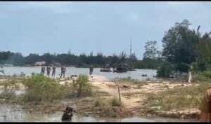 PJSBABEL.COM (PANGKALPINANG) – Penertiban tambang ilegal jenis Tambang Inkonvensional (TI) di belakang Rusunawa Pangkalbalam, Senin (5/1/2026), justru memunculkan tanda tanya besar di tengah publik. Alih-alih memberikan efek jera, langkah yang dilakukan Satuan Polisi Pamong Praja (Sat Pol PP) Kota Pangkalpinang dinilai hanya sebatas formalitas tanpa ketegasan nyata. Selasa (6/1/2026).