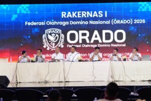 PJSBABEL.COM (JAKARTA) - Federasi Olahraga Domino Nasional (ORADO) menyelenggarakan Rapat Kerja Nasional (Rakernas) I sebagai forum nasional perdana sejak ORADO resmi terbentuk. Rakernas bertajuk “Konsolidasi dan Penguatan Pondasi Organisasi ORADO sebagai Federasi Olahraga Domino yang Profesional dan Berprestasi” ini digelar di Hotel Mulia, Jakarta, pada 7–8 Januari 2026, untuk masa bakti 2025–2029. 