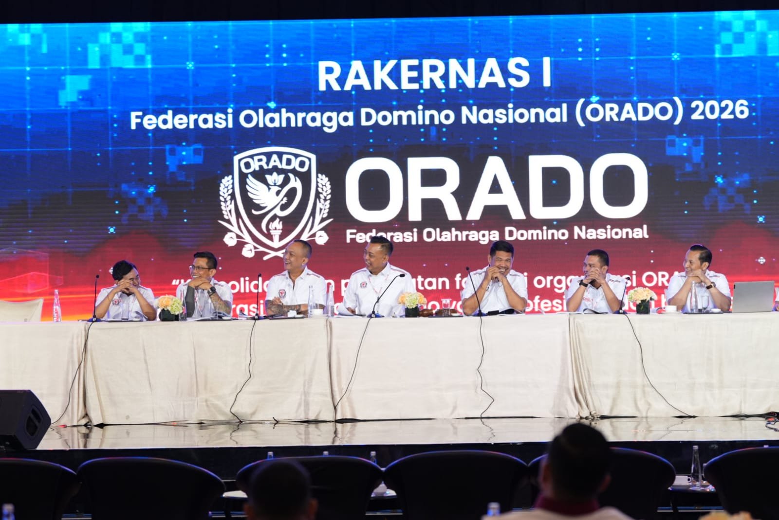 PJSBABEL.COM (JAKARTA) - Federasi Olahraga Domino Nasional (ORADO) menyelenggarakan Rapat Kerja Nasional (Rakernas) I sebagai forum nasional perdana sejak ORADO resmi terbentuk. Rakernas bertajuk “Konsolidasi dan Penguatan Pondasi Organisasi ORADO sebagai Federasi Olahraga Domino yang Profesional dan Berprestasi” ini digelar di Hotel Mulia, Jakarta, pada 7–8 Januari 2026, untuk masa bakti 2025–2029. 