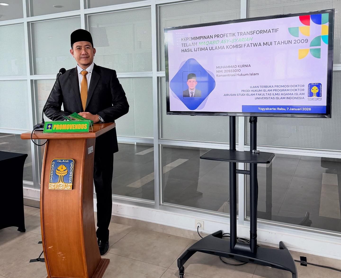 PJSBABEL.COM (Bangka Belitung) - Keberhasilan menempuh pendidikan doktoral bukan hanya soal capaian akademik personal, tetapi juga tentang kesinambungan tradisi keilmuan. Hal inilah yang tercermin dari capaian putra daerah asli Pangkalpinang Ustaz Dr. Muhammad Kurnia, Lc., M.Ag., alumni Pondok Pesantren Raudhatul Ulum Sakatiga dan Universitas Al Azhar Mesir, yang resmi meraih gelar doktor dalam bidang Hukum Islam di Universitas Islam Indonesia (UII) Yogyakarta, Rabu, 7 Januari 2026.