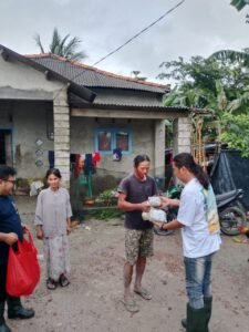 Respon Cepat Banjir Lubuk Besar, Thorcon Salurkan Bantuan untuk Warga TerdampakPJSBABEL.COM (Bangka Tengah) - Memasuki puncak musim penghujan awal tahun 2026, banjir kembali melanda sejumlah wilayah di Provinsi Kepulauan Bangka Belitung. Di Kabupaten Bangka Tengah, Kecamatan Lubuk Besar menjadi salah satu kawasan terdampak cukup serius, khususnya di Desa Perlang, Lubuk Lingkuk, dan Lubuk Pabrik. Minggu (11/1/2026).