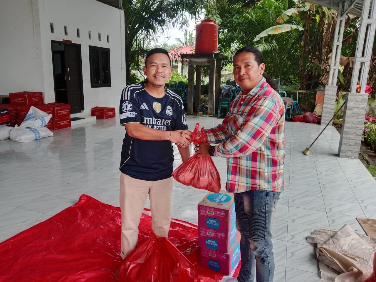 Respon Cepat Banjir Lubuk Besar, Thorcon Salurkan Bantuan untuk Warga Terdampak PJSBABEL.COM (Bangka Tengah) - Memasuki puncak musim penghujan awal tahun 2026, banjir kembali melanda sejumlah wilayah di Provinsi Kepulauan Bangka Belitung. Di Kabupaten Bangka Tengah, Kecamatan Lubuk Besar menjadi salah satu kawasan terdampak cukup serius, khususnya di Desa Perlang, Lubuk Lingkuk, dan Lubuk Pabrik. Minggu (11/1/2026).