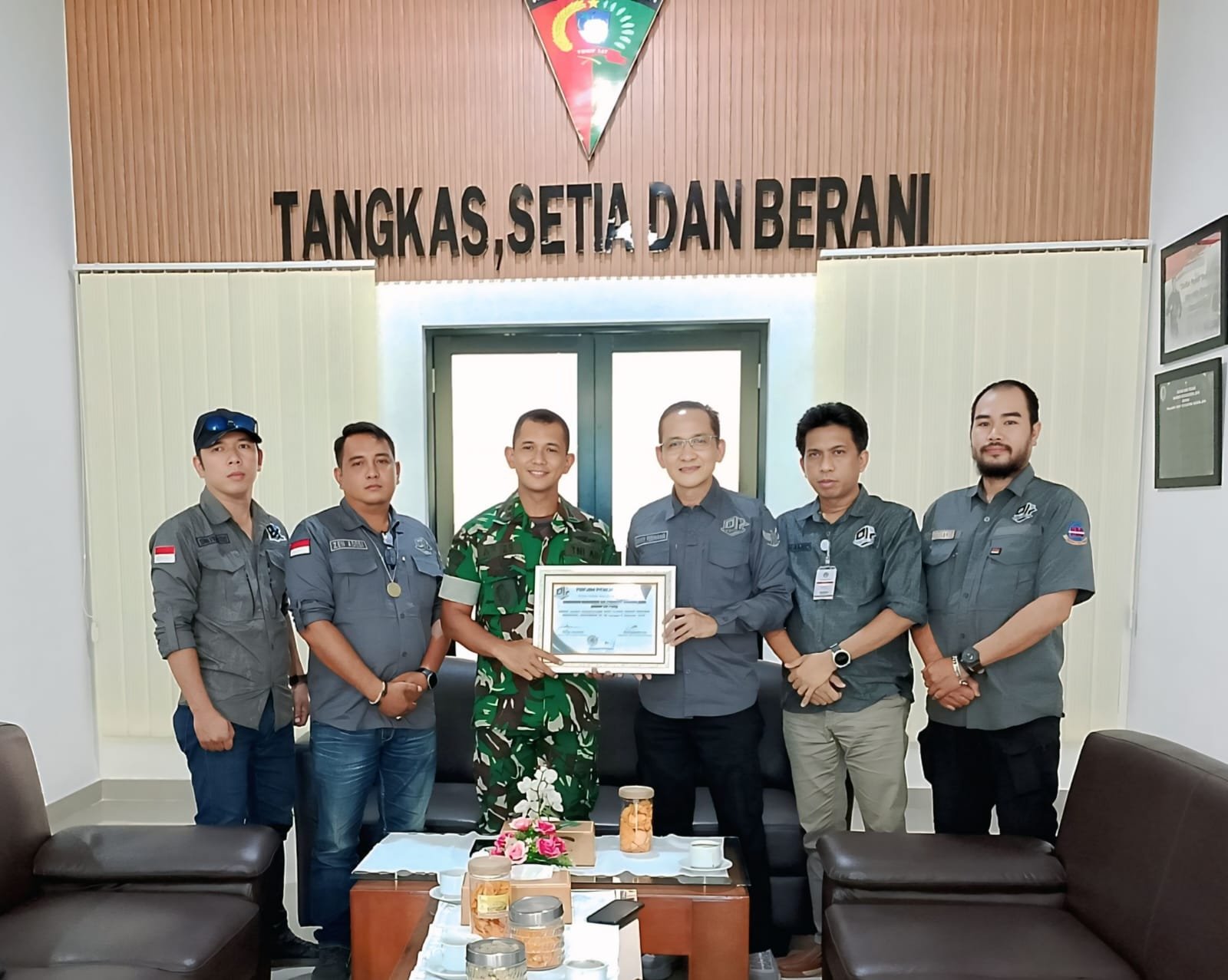 Dari Yonif 147/KGJ ke Dandim Purbalingga, Jejak Kepemimpinan Letkol Inf Aries Ika Satria Diapresiasi Insan Pers PJSBABEL.COM (PANGKALPINANG) — Jejaring Media KBO Babel bersama Organisasi Pers Pro Jurnalismedia Siber (PJS) Bangka Belitung menyampaikan ucapan selamat dan sukses atas penempatan tugas yang baru kepada Letkol Inf Aries Ika Satria, S.Hub.Int., M.H.I., yang resmi pindah tugas ke Provinsi Jawa Tengah sebagai Komandan Distrik Militer (Dandim) 0702/Purbalingga. Minggu (11/1/2026).