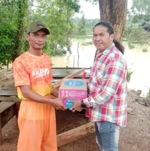 Respon Cepat Banjir Lubuk Besar, Thorcon Salurkan Bantuan untuk Warga TerdampakPJSBABEL.COM (Bangka Tengah) - Memasuki puncak musim penghujan awal tahun 2026, banjir kembali melanda sejumlah wilayah di Provinsi Kepulauan Bangka Belitung. Di Kabupaten Bangka Tengah, Kecamatan Lubuk Besar menjadi salah satu kawasan terdampak cukup serius, khususnya di Desa Perlang, Lubuk Lingkuk, dan Lubuk Pabrik. Minggu (11/1/2026).