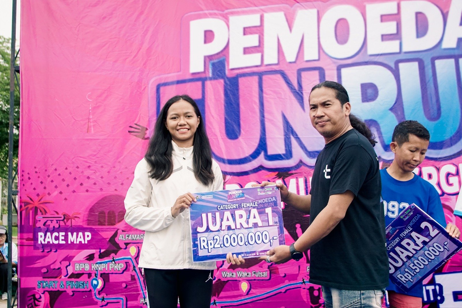 Ratusan Peserta Ramaikan Pemoeda Fun Run Pangkalpinang, Thorcon Dorong Literasi PLTN PJSBABEL.COM (Pangkalpinang) - Kolaborasi antara Dewan Pengurus Daerah Komite Nasional Pemuda Indonesia (DPD KNPI) Pangkalpinang dan PT Thorcon Power Indonesia membuahkan hasil positif melalui gelaran Pemoeda Fun Run Pangkalpinang, yang sukses diselenggarakan pada Minggu, 11 Januari 2026, di kawasan Taman Dealova.
