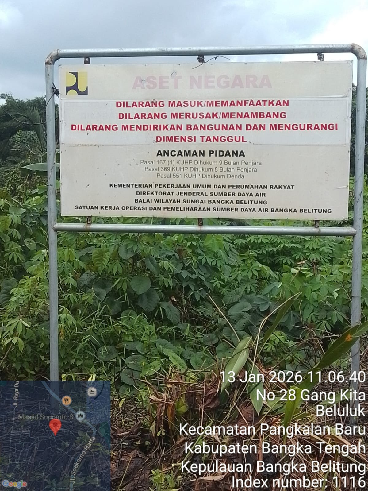 Zona Larang Jadi Lahan Tambang: Dugaan Peran Ketua RT Ungkap Wajah Gelap Tambang Ilegal di Bangka Tengah PJSBABEL.COM (Pangkalan Baru, Bangka Tengah) – Aktivitas penambangan timah ilegal kembali mencederai rasa keadilan dan ketertiban hukum di Kabupaten Bangka Tengah. Kali ini, praktik melawan hukum tersebut ditemukan beroperasi sangat dekat dengan pemukiman warga di wilayah Bluluk, Kecamatan Pangkalan Baru, Selasa (13/1/2026).