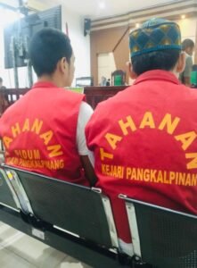 Tangis Novi di Ruang Sidang: Pembunuhan Wartawan Adityawarman Dituntut Dibayar NyawaPJSBABEL.COM (PANGKALPINANG) — Tangis pecah di Ruang Sidang Tirta Pengadilan Negeri Pangkalpinang, Selasa (13/1/2026). Novi, istri almarhum wartawan Adityawarman, berdiri di hadapan Majelis Hakim dengan suara bergetar, namun penuh ketegasan. 