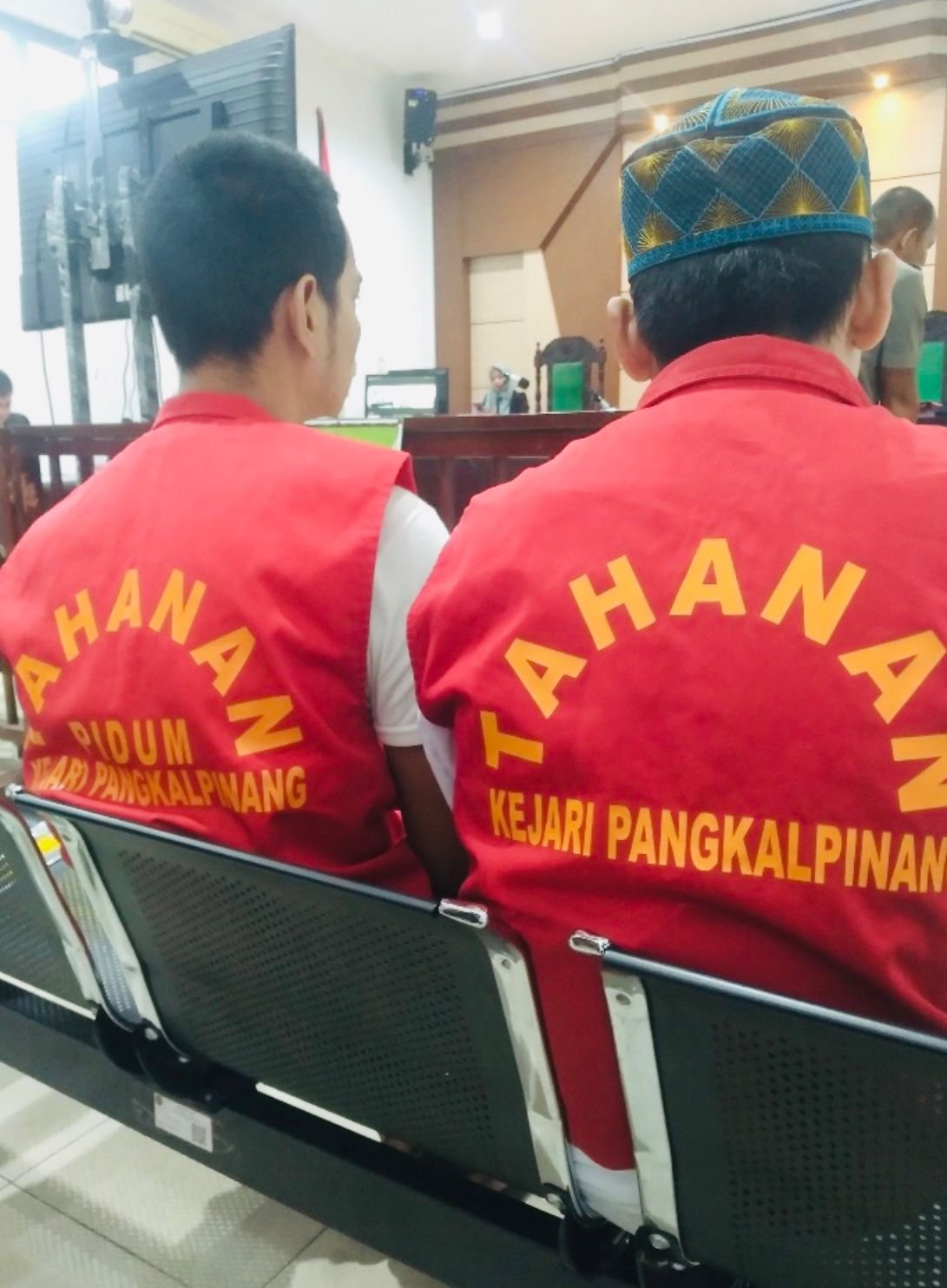 Tangis Novi di Ruang Sidang: Pembunuhan Wartawan Adityawarman Dituntut Dibayar Nyawa PJSBABEL.COM (PANGKALPINANG) — Tangis pecah di Ruang Sidang Tirta Pengadilan Negeri Pangkalpinang, Selasa (13/1/2026). Novi, istri almarhum wartawan Adityawarman, berdiri di hadapan Majelis Hakim dengan suara bergetar, namun penuh ketegasan. 