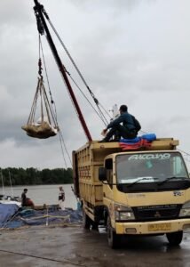 PJSBABEL.COM, Pangkalpinang — Kasus pengamanan kapal KM Murah Rezeki yang diduga mengangkut pasir timah ilegal terus memunculkan tanda tanya besar. Terbaru, puluhan ton pasir timah yang sebelumnya diamankan di Pos TNI AL Pangkalbalam diketahui telah dipindahkan ke Gudang Pos PT Timah di Desa Cambai, Kota Pangkalpinang
