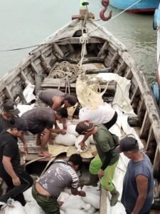  PJSBABEL.COM, Pangkalpinang — Kasus pengamanan kapal KM Murah Rezeki yang diduga mengangkut pasir timah ilegal terus memunculkan tanda tanya besar. Terbaru, puluhan ton pasir timah yang sebelumnya diamankan di Pos TNI AL Pangkalbalam diketahui telah dipindahkan ke Gudang Pos PT Timah di Desa Cambai, Kota Pangkalpinang