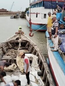 PJSBABEL.COM, Pangkalpinang — Kasus pengamanan kapal KM Murah Rezeki yang diduga mengangkut pasir timah ilegal terus memunculkan tanda tanya besar. Terbaru, puluhan ton pasir timah yang sebelumnya diamankan di Pos TNI AL Pangkalbalam diketahui telah dipindahkan ke Gudang Pos PT Timah di Desa Cambai, Kota Pangkalpinang