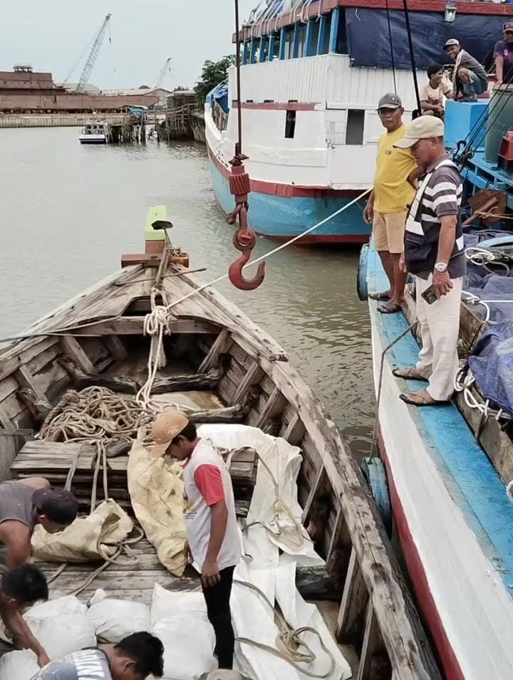 PJSBABEL.COM, Pangkalpinang — Kasus pengamanan kapal KM Murah Rezeki yang diduga mengangkut pasir timah ilegal terus memunculkan tanda tanya besar. Terbaru, puluhan ton pasir timah yang sebelumnya diamankan di Pos TNI AL Pangkalbalam diketahui telah dipindahkan ke Gudang Pos PT Timah di Desa Cambai, Kota Pangkalpinang