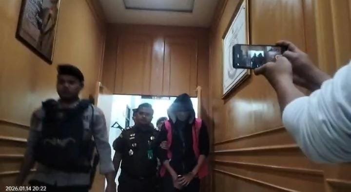 PJSBABEL.COM (BANGKA SELATAN) — Kejaksaan Negeri Bangka Selatan kembali menetapkan satu orang tersangka dalam perkara dugaan tindak pidana korupsi penerbitan legalitas lahan negara yang melibatkan penyelenggara negara dan jaringan mafia tanah di Kecamatan Lepar Pongok, Kabupaten Bangka Selatan. Rabu (14/1/2026).