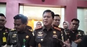 PJSBABEL.COM (BANGKA SELATAN) — Kejaksaan Negeri Bangka Selatan kembali menetapkan satu orang tersangka dalam perkara dugaan tindak pidana korupsi penerbitan legalitas lahan negara yang melibatkan penyelenggara negara dan jaringan mafia tanah di Kecamatan Lepar Pongok, Kabupaten Bangka Selatan. Rabu (14/1/2026).
