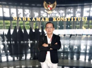 PJSBABEL.COM (JAKARTA) — Mahkamah Konstitusi (MK) kembali menegaskan posisi penting kebebasan pers dalam sistem demokrasi Indonesia. Melalui Putusan Nomor 145/PUU-XXIII/2025, MK memperkuat perlindungan hukum bagi wartawan dalam menjalankan tugas jurnalistiknya. Kamis (22/1/2026).