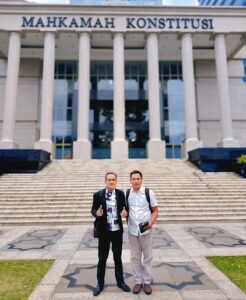 DPR Apresiasi Putusan MK, Wartawan Wajib Dilindungi dari Ancaman KriminalisasiPJSBABEL.COM (JAKARTA) — Mahkamah Konstitusi (MK) kembali menegaskan posisi penting kebebasan pers dalam sistem demokrasi Indonesia. Melalui Putusan Nomor 145/PUU-XXIII/2025, MK memperkuat perlindungan hukum bagi wartawan dalam menjalankan tugas jurnalistiknya. Kamis (22/1/2026).